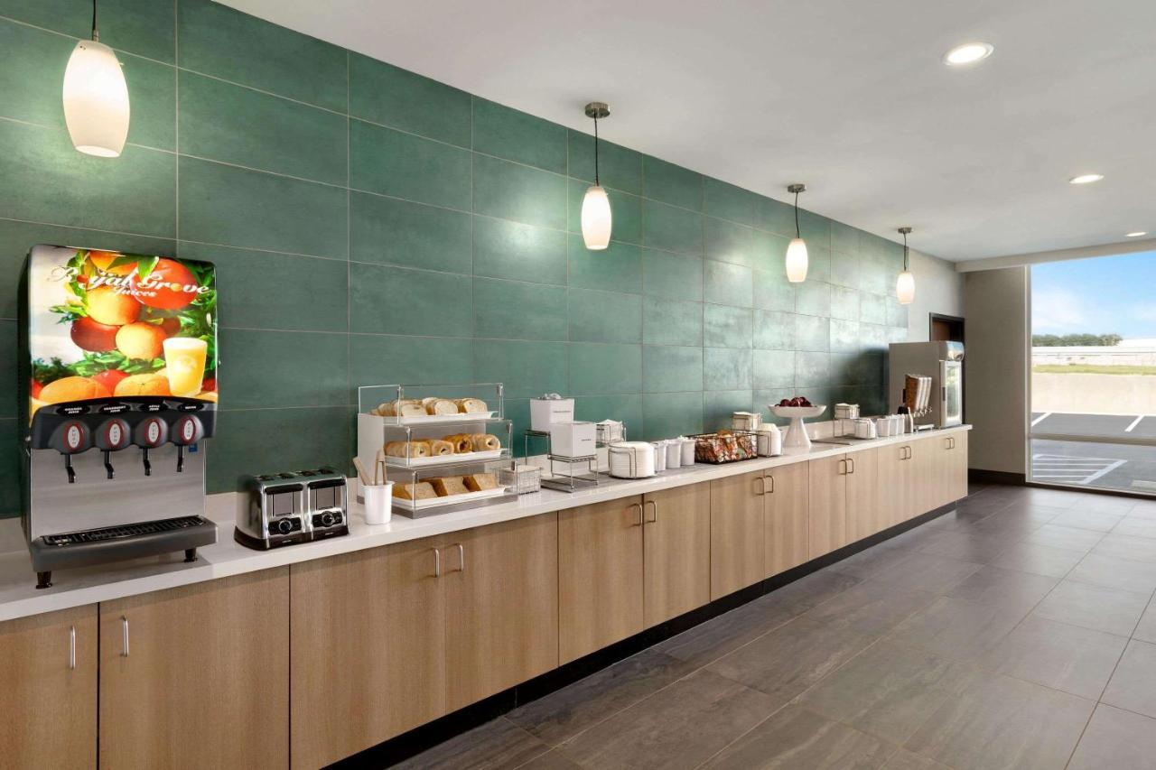 La Quinta Inn & Suites By Wyndham San Antonio Seaworld Lafb Екстер'єр фото