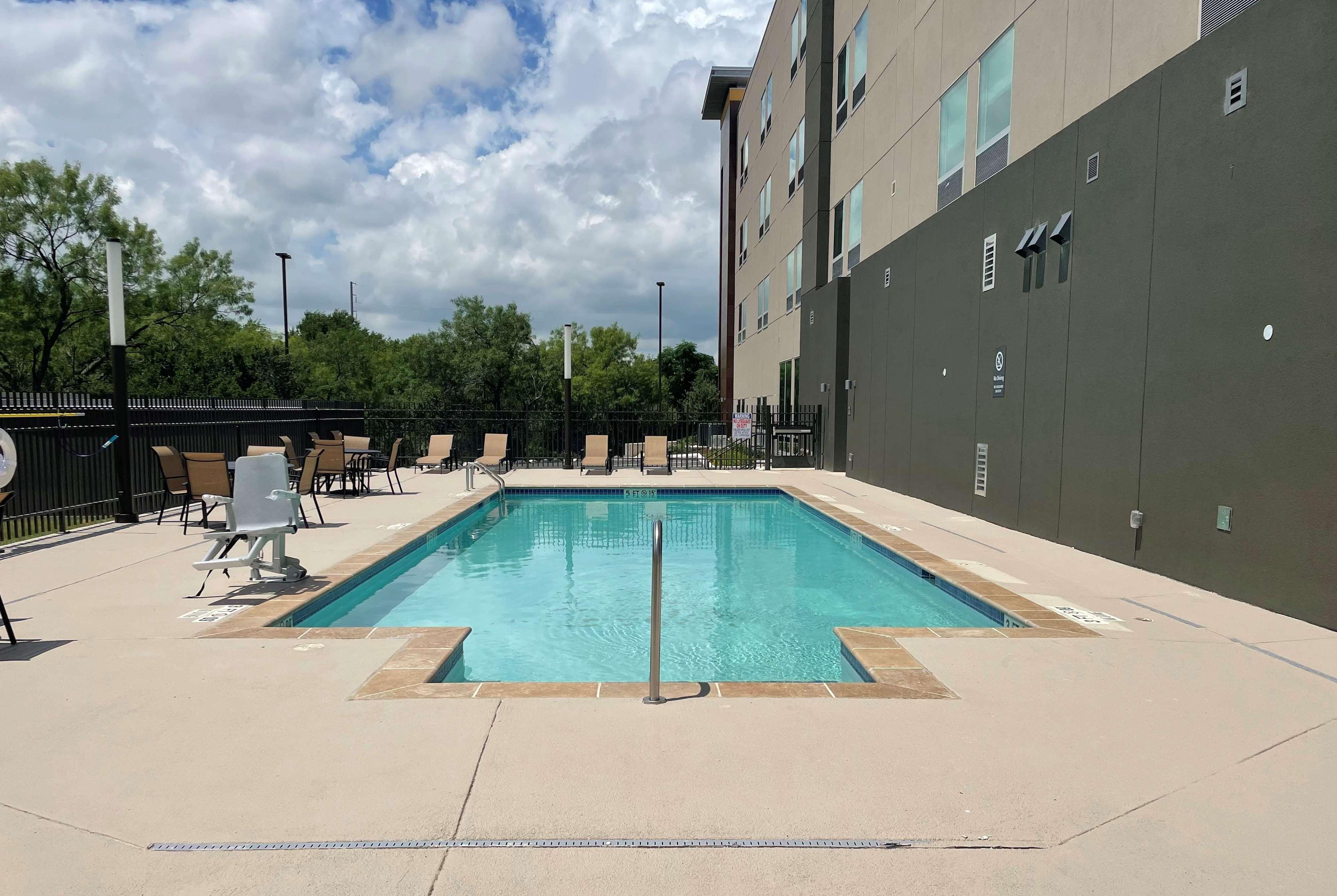 La Quinta Inn & Suites By Wyndham San Antonio Seaworld Lafb Екстер'єр фото