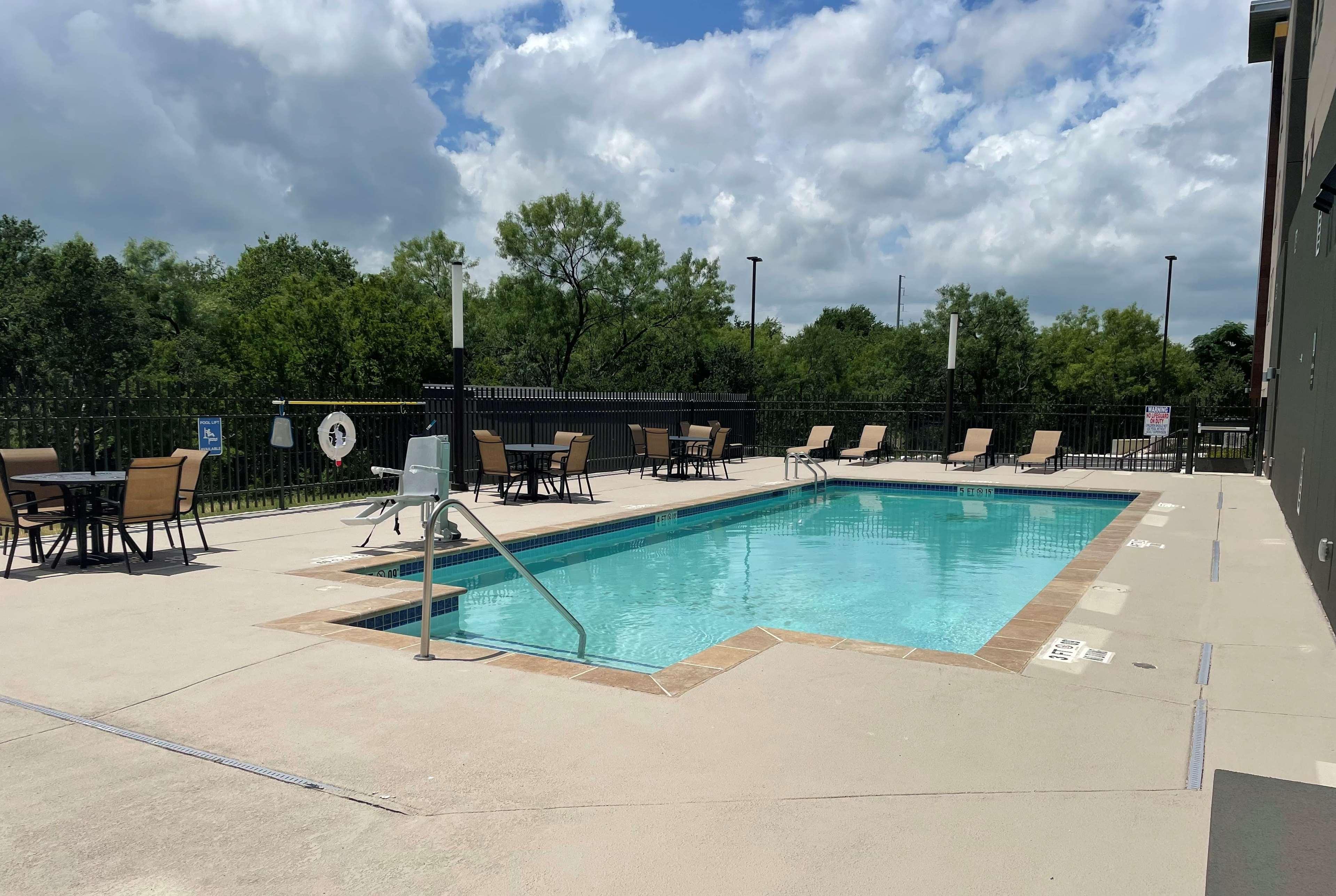 La Quinta Inn & Suites By Wyndham San Antonio Seaworld Lafb Екстер'єр фото